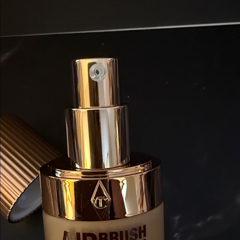 Charlotte Tilbury Airbrush Flawless Blurring & Matte Foundation - 8N - Picture 2 of 6